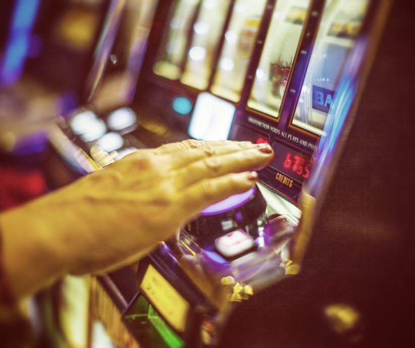 NSW politicians are weighing up introducing a cashless gambling card